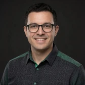 Portrait des Gewinners Ivory P., IT-Spezialist mit Brille und l&auml;chelnd