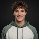 Portrait des Gewinners Kennedy H., Ingenieur mit lockigen Haaren