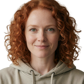 Portrait der Gewinnerin Jasmin R. mit roten Locken und verspieltem L&auml;cheln